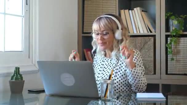 Businesswoman Pracuje Laptopie Domu — Wideo stockowe