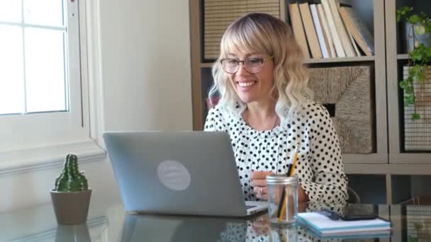 Businesswoman Pracuje Laptopie Domu — Wideo stockowe