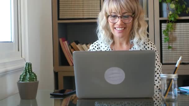 Businesswoman Pracuje Laptopie Domu — Wideo stockowe