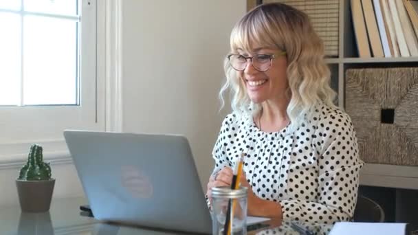 Businesswoman Pracuje Laptopie Domu — Wideo stockowe