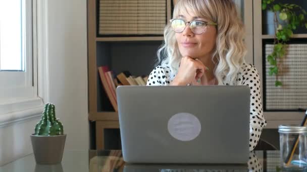 Businesswoman Pracuje Laptopie Domu — Wideo stockowe