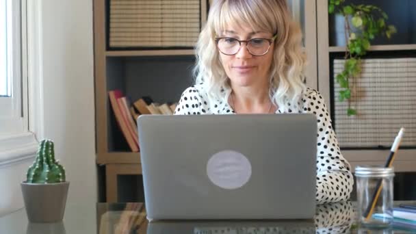 在家里的笔记本电脑上工作的女商人 — 图库视频影像