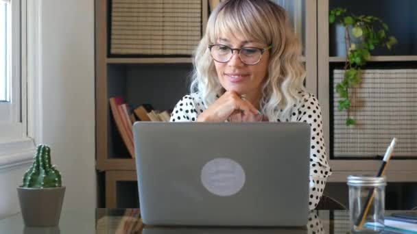 Businesswoman Pracuje Laptopie Domu — Wideo stockowe