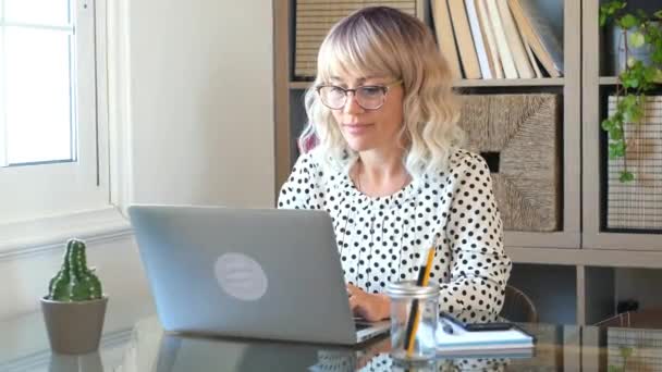 在家里的笔记本电脑上工作的女商人 — 图库视频影像