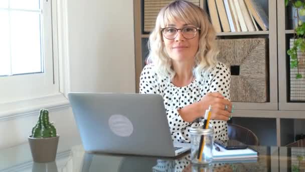 Mulher Moderna Meia Idade Bonita Trabalhar Computador Portátil Casa Sentado — Vídeo de Stock
