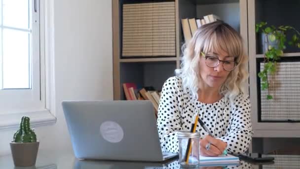 Krásná Středního Věku Moderní Žena Pracovat Počítači Notebook Doma Sedí — Stock video