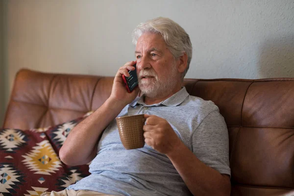 Schwerwiegender Älterer Mann Telefoniert Hause Mit Smartphone — Stockfoto