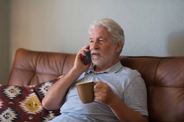 Alter Älterer Herr Hause Spricht Mit Modernem Telefon Und Trinkt — Stockfoto