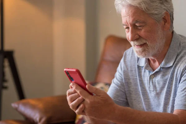 Szczęśliwy Starszy Przystojny Mężczyzna Wideokonferencji Pomocą Nowoczesnego Smartfona Usiąść Kanapie — Zdjęcie stockowe