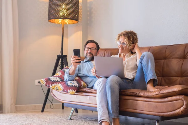 Las Personas Casa Con Computadora Teléfono Inteligente Disfrutan Del Tiempo — Foto de Stock