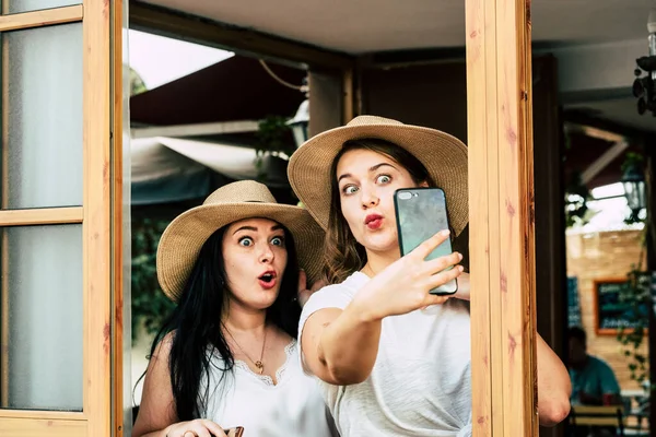 Couple Young Adults Tourist Girls Take Selfie Cellphone Nice Funny — Stock fotografie