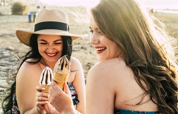 Νεαρές Κυρτές Γυναίκες Ζευγάρι Απολαμβάνουν Παγωτό Και Υπαίθρια Δραστηριότητα Αναψυχής — Φωτογραφία Αρχείου