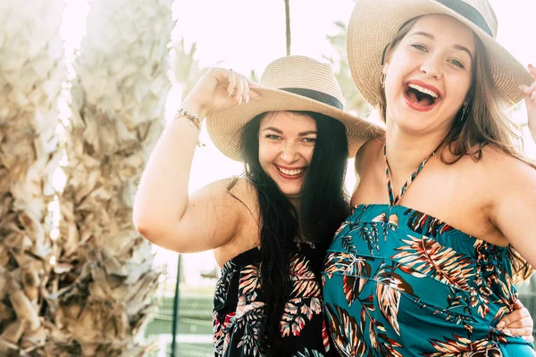 Les Jeunes Femmes Aiment Les Loisirs Plein Air Amusent Ensemble — Photo