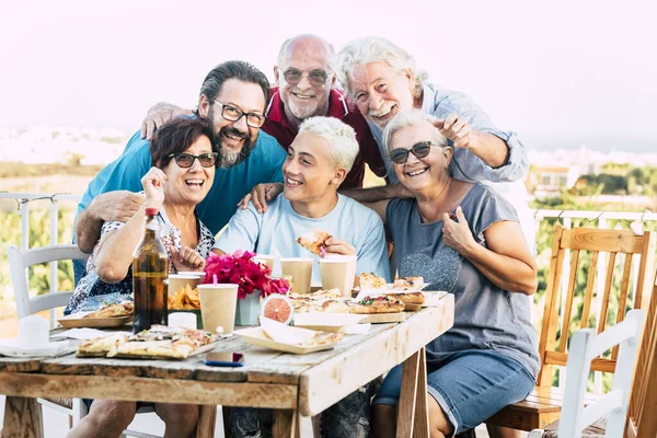 Familiengenerationen Genießen Und Feiern Gemeinsam Lachend Und Lächelnd Und Posieren — Stockfoto