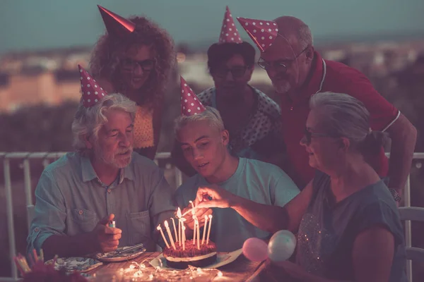 Verjaardagsfeest Thuis Buiten Met Kaukasische Gelukkig Vrolijk Gezin Rond Een — Stockfoto