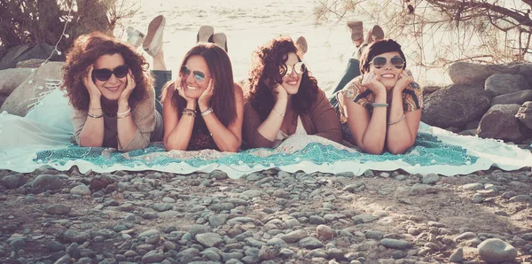 Jóvenes Mujeres Bonitas Adultos Acuestan Suelo Aire Libre Disfrutan Amistad — Foto de Stock
