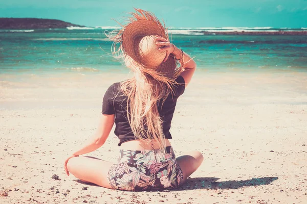 여름에는 금발의 머리를 해변에 해변에서 밀짚모자를 즐긴다 — 스톡 사진