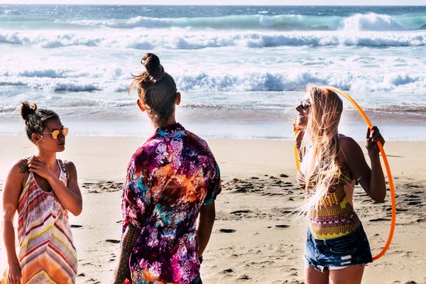 Grupo Jovens Amigos Adultos Praia Com Roupas Coloridas Divertir Amizade — Fotografia de Stock