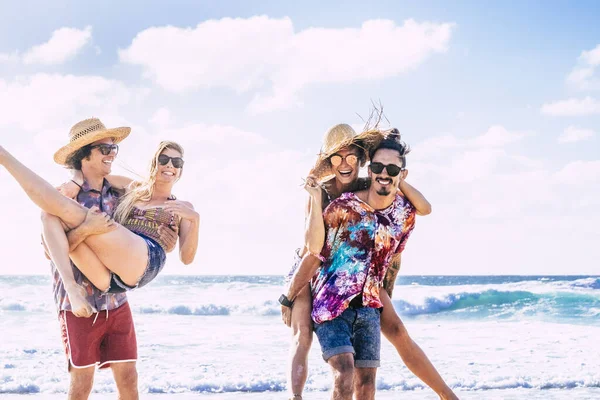 一群年轻的朋友在海滩上和游客们一起享受友谊 穿着游客的衣服 带着女孩们参加暑假活动 — 图库照片