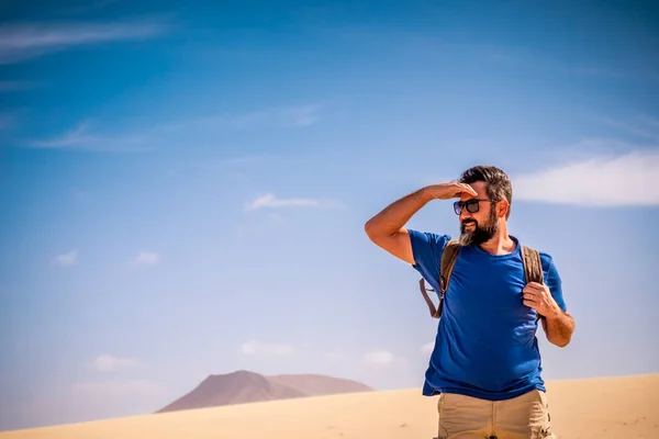 成年人独自在沙漠中散步 享受野外野生环境和探险休闲活动 — 图库照片