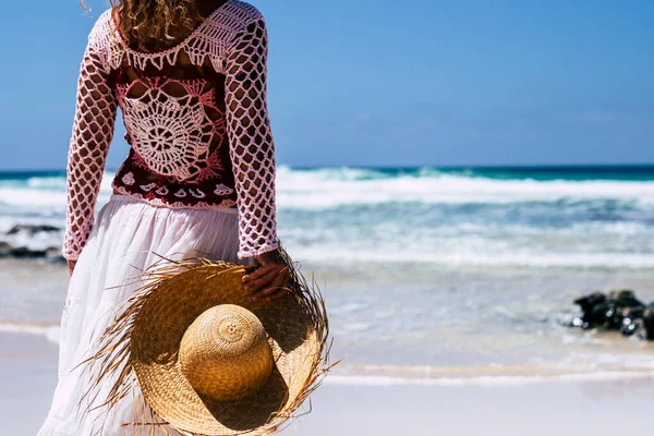 Achteraanzicht Van Boho Trendy Vrouw Met Long Krullend Blond Haar — Stockfoto