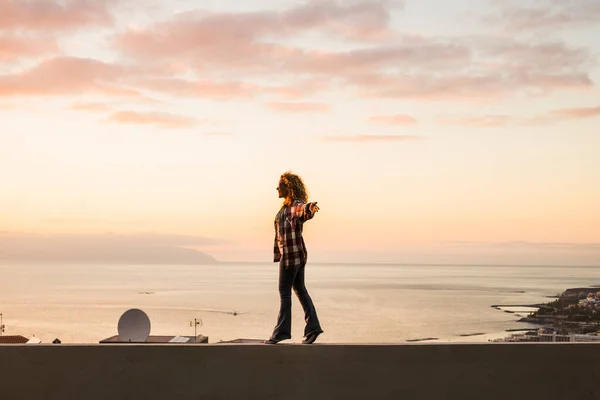 People Freedom Lifestyle Concept Happy Free Woman Walking Balanced Ocean — Stock Photo, Image