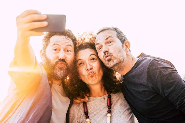 Grupa Trzech Dorosłych Młodych Przyjaciół Robi Sobie Selfie Robiąc Ładne — Zdjęcie stockowe