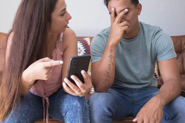 Pessoas Estilo Vida Romântico Belo Jovem Casal Roupas Casuais Sorriso — Fotografia de Stock