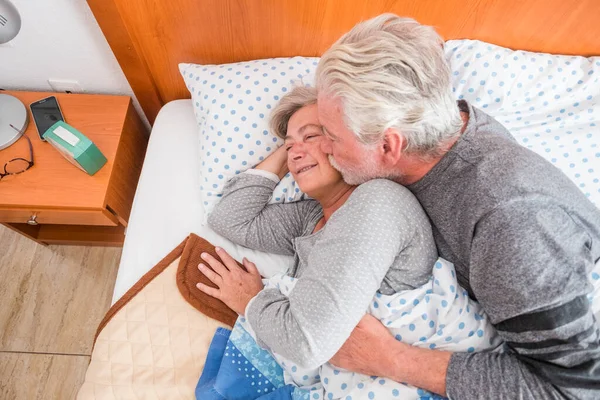 Starší Lidé Pár Láska Objetí Posteli Ložnici Doma Ráno Probudit — Stock fotografie
