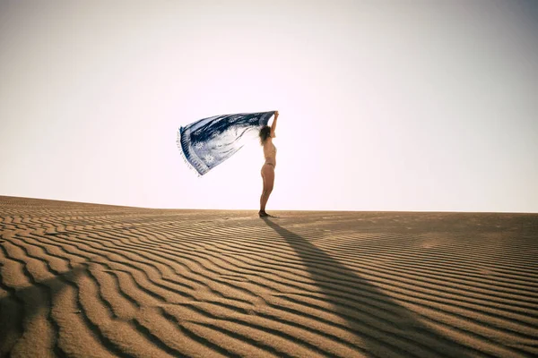 Mulher Biquíni Praia Desfrutar Férias Verão Brincando Com Vento Sozinho — Fotografia de Stock