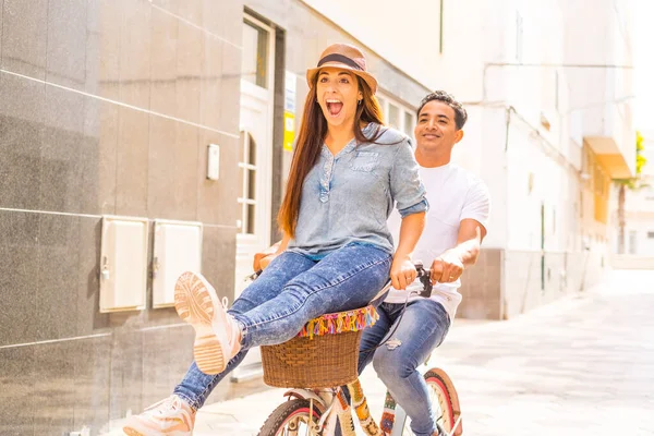 Interracial Paar Haben Spaß Zusammen Radfahren Freien Der Stadt — Stockfoto