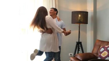 Mutlu bir hayat tarzı genç bir çift eğleniyor ve evde birlikte eğleniyorlar. Erkek ve kadın kredi ve ipotekten sonra yeni evin tadını çıkarıyorlar. Boş zamanlarında neşeli insanlar.