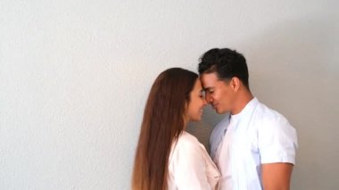 Karışık ırk çiftleri birbirine yakın, birbirine yakın, aşk ve kadın ilişkisi kavramı. 