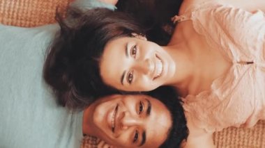 Evde eğlenen bir çiftin portresi.