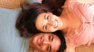 Evde eğlenen bir çiftin portresi.