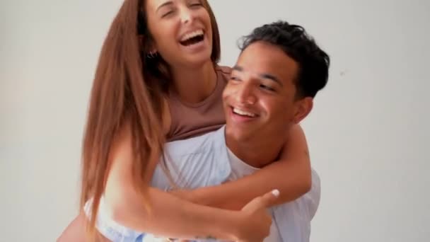 Karışık Irk Çiftleri Birbirine Yakın Birbirine Yakın Aşk Kadın Ilişkisi — Stok video