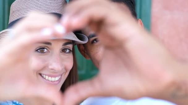 Feliz Pareja Adulta Enamorada Hacer Signo Del Corazón Con Las — Vídeos de Stock