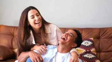 Evde eğlenen bir çiftin portresi.