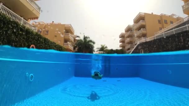 Młody Nastolatek Chłopiec Zabawy Pływanie Pod Wodą Basenie Lecie Aktywny — Wideo stockowe