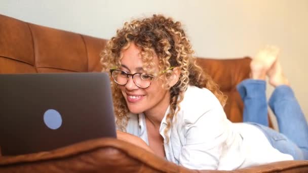 Χαρούμενη Όμορφη Ενήλικη Γυναίκα Κάνει Βιντεοκλήση Απευθείας Σύνδεση Φορητό Υπολογιστή — Αρχείο Βίντεο