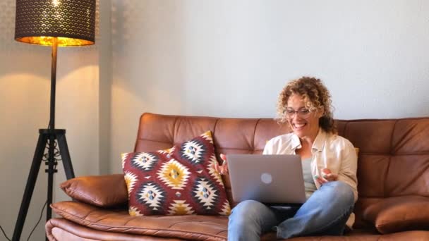 Glada Söt Vuxen Kvinna Gör Videosamtal Nätet Med Laptop Sitter — Stockvideo