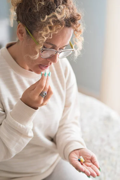 Erwachsene Frau Mittleren Alters Nimmt Tabletten Medikament Hause Allein Bett — Stockfoto