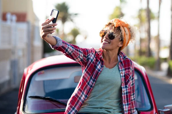 Feliz Libre Adulto Bonita Mujer Sonriendo Fuera Coche Tomando Foto — Foto de Stock