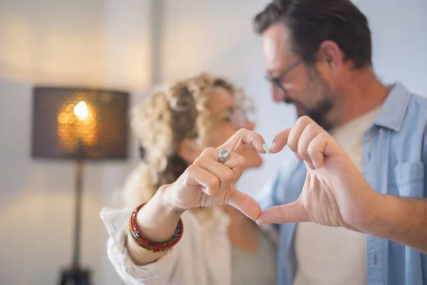 Casal Adulto Feliz Amor Fazer Sinal Coração Com Mãos Pessoas — Fotografia de Stock