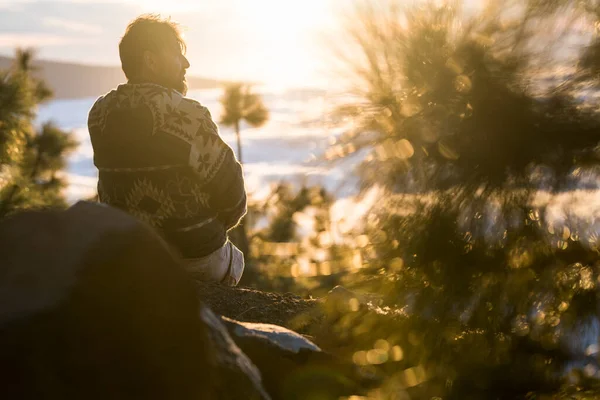Man Sitting Rocks Enjoy Beautiful Sunset Landscape Background — Stok fotoğraf