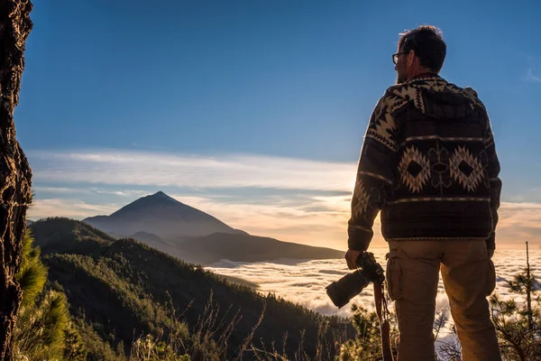 Standing Man Camera Mountain Sunset Front Him — 图库照片