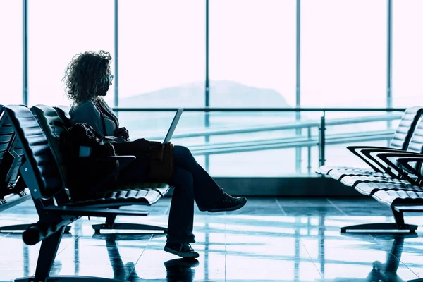 Jedna Kobieta Siedzi Sama Przy Bramie Lotniska Czekając Lot — Zdjęcie stockowe