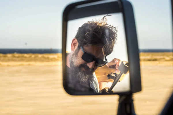 Бородатый Красивый Взрослый Мужчина Смотрящий Зеркало Автомобиля — стоковое фото