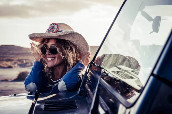 Allegro Alla Moda Attraente Bionda Giovane Donna Adulta Sorridere Godersi — Foto Stock