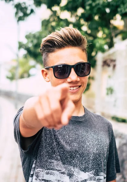 Pemuda Tampan Potret Remaja Menunjuk Jari Pada Anda Dan Tersenyum — Stok Foto